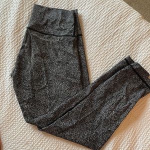 Lululemon Wunder Under High Rise 25” leggings size 10 black/white